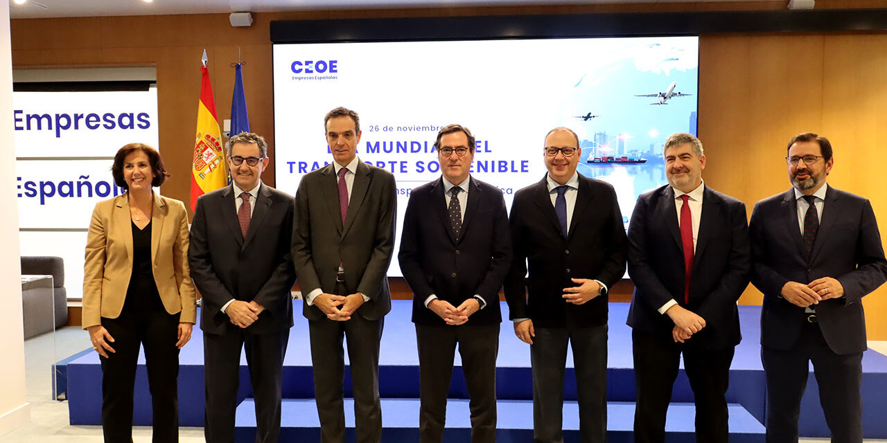 Los miembros del Consejo de Transporte con el presidente de CEOE, Antonio Garamendi.