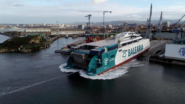 El nuevo fast ferry catamarán de Balearia en el momento de su botadura en las instalaciones de Astilleros Armón de Gijón.