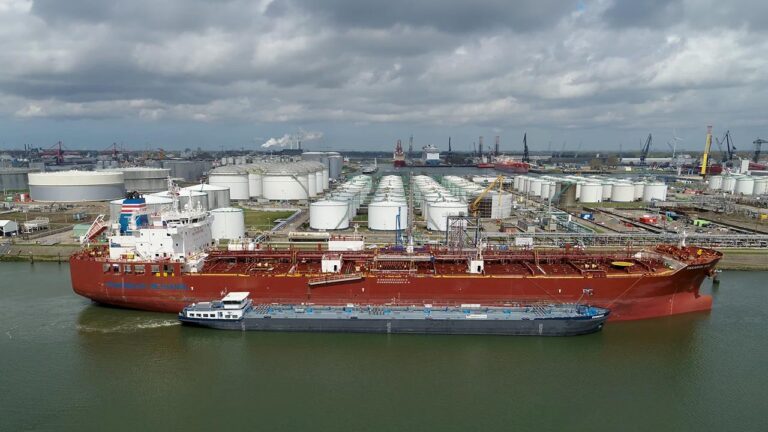 Operación de suministro de metanol como combustible a un buque en el puerto de Róterdam.