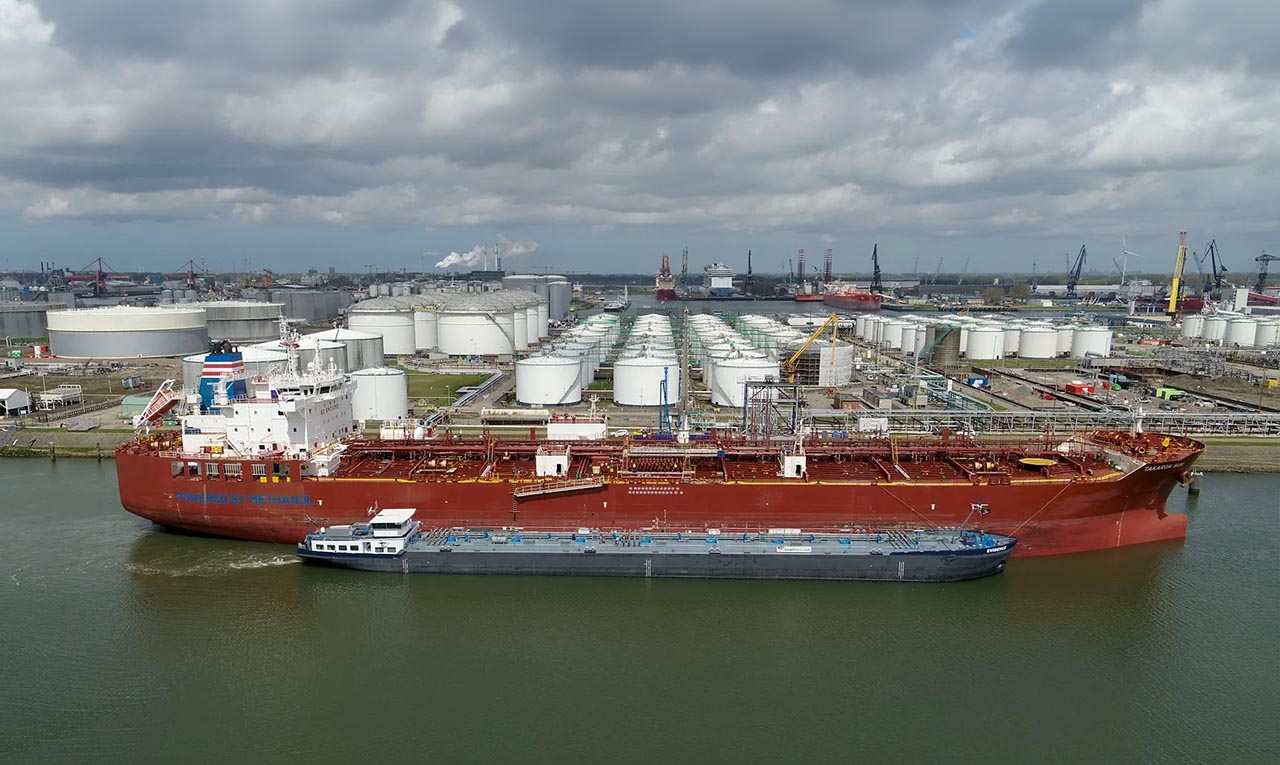 Operación de suministro de metanol como combustible a un buque en el puerto de Róterdam.