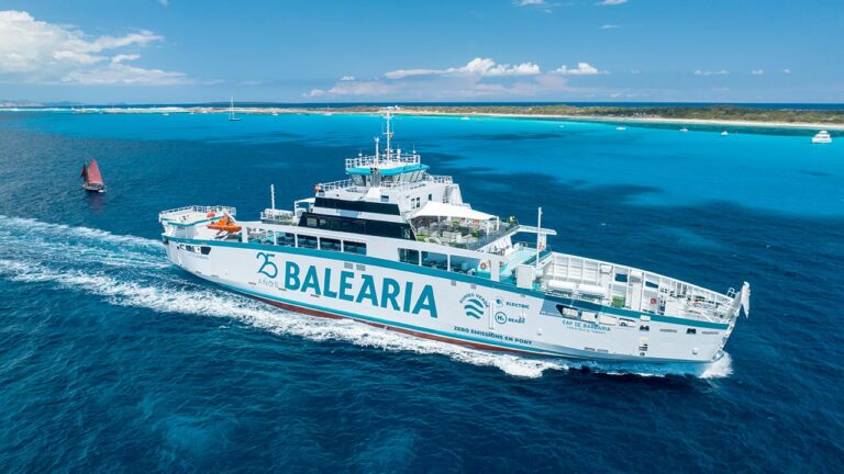 El ferry híbrido diésel eléctrico de Baleària conecta las islas de Ibiza y Formentera en Baleares.