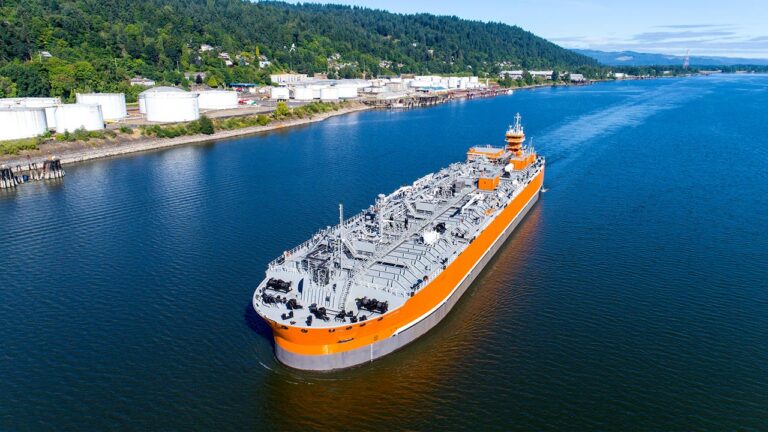 Una gabarra para el transporte marítimo de amoniaco.