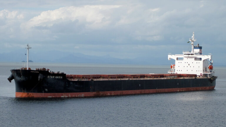 El kamsarmax Star Nasia perteneciente a la flota de la naviera griega Star Bulk, abanderado en las Islas Marshall, recibió el impacto de un misil de los hutíes.