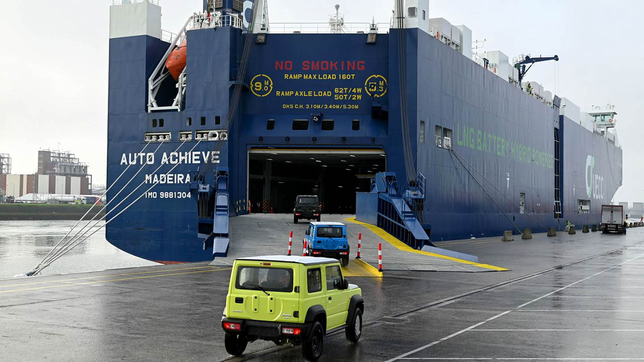 El car carrier de UECC, Auto Achieve, en el puerto de Róterdam (Países Bajos).