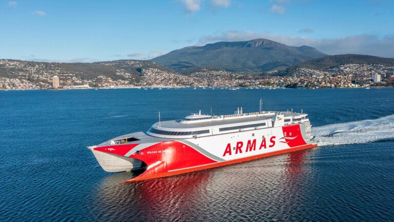 El fast ferry catamarán Volcán de Taidía es el más moderno de la flota de Armas Trasmediterránea.