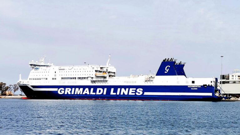 El ferry Ciudad de Sóller de Trasmed mantendrá los colores de Grimaldi Lines hasta finales de mayo.