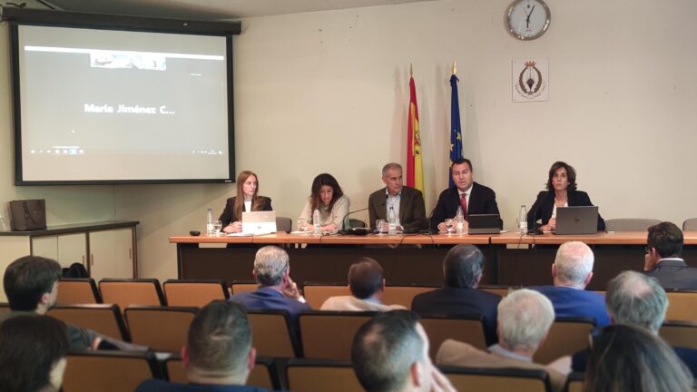 De izquierda a derecha, la subdirectora de ANAVE, Araiz Basurko; Ángela Pazó; Federico Navarro; Gustavo Santana; y la directora general de ANAVE, Elena Seco, en la presentación del informe.