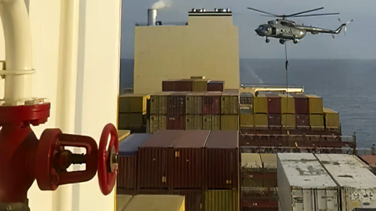 Efectivos de la Guardia Revolucionaria iraní abordan desde un helicóptero el portacontenedores MSC Aries.