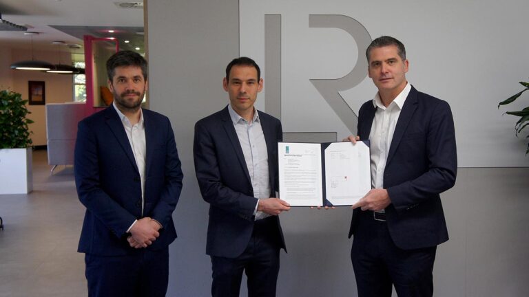 De izquierda a derecha Aritz Arrizabalaga, Ingeniero de Procesos, H2SITE; José Medrano, Director Técnico, H2SITE; Mark Darley, Jefe de Operaciones, Lloyd's Register.