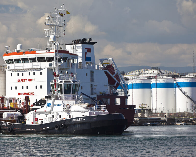 Terminal de graneles líquidos del puerto de Tarragona.