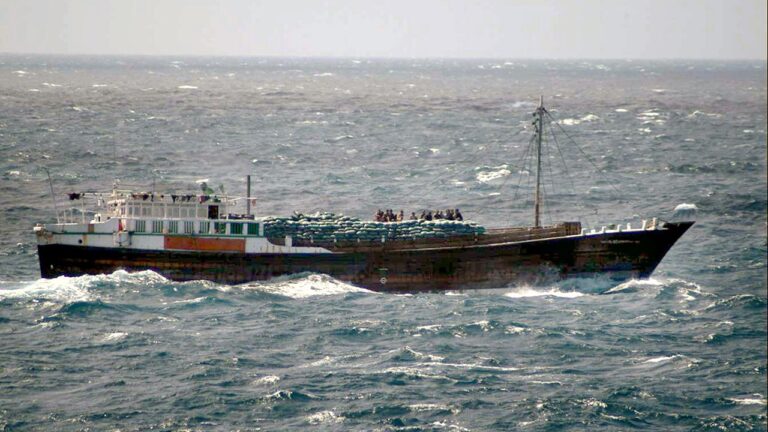 Un dhow sospechoso de piratería abordado por efectivos de las marina estadounidense en el Océano Índico.