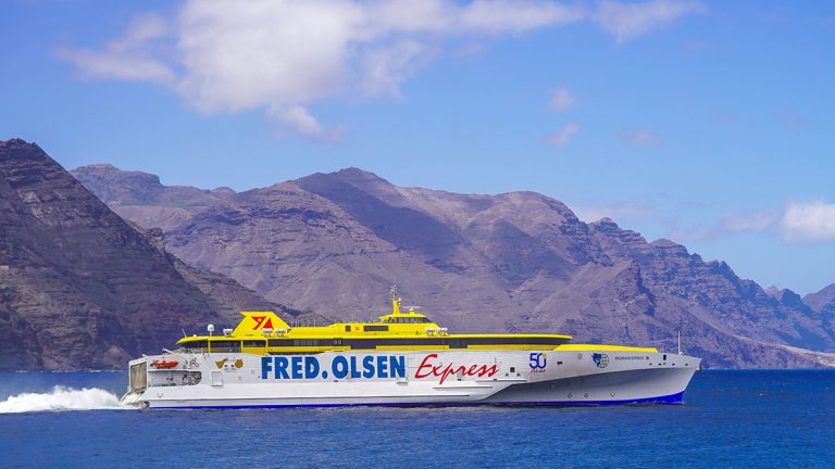 El trimarán Bajamar Express ha sido el elegido por Fred. Olsen para ensayar su sistema de detección de objetos en superficie.
