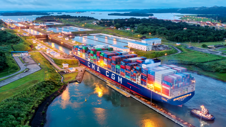 La autoridad del Canal de Panamá quiere recuperar la normalidad en los tránsitos por las esclusas neopanamax.