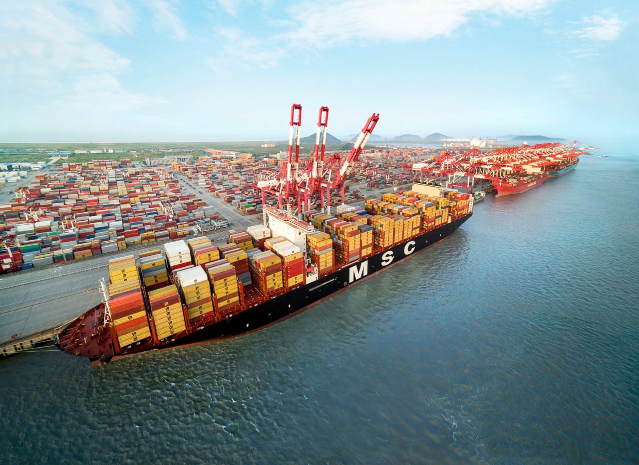 El portacontenedores MSC Gülsün en el puerto de Shanghái.