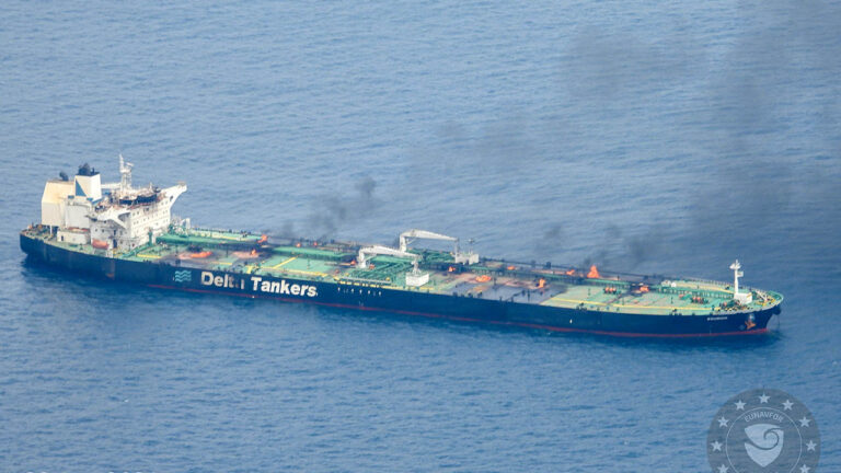 Dos días después del ataque, los hutíes abordaron el petrolero y detonaron varias cargas explosivas en cubierta, provocando varios incendios.