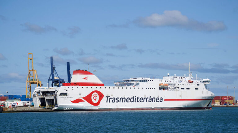 El ro-pax Ciudad de Valencia de Armas Trasmediterránea en el puerto de Cádiz.