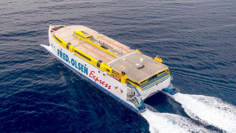 El fast ferry catamarán de Fred Olsen Express Bentago Express conecta las islas de El Hierro y Tenerife.