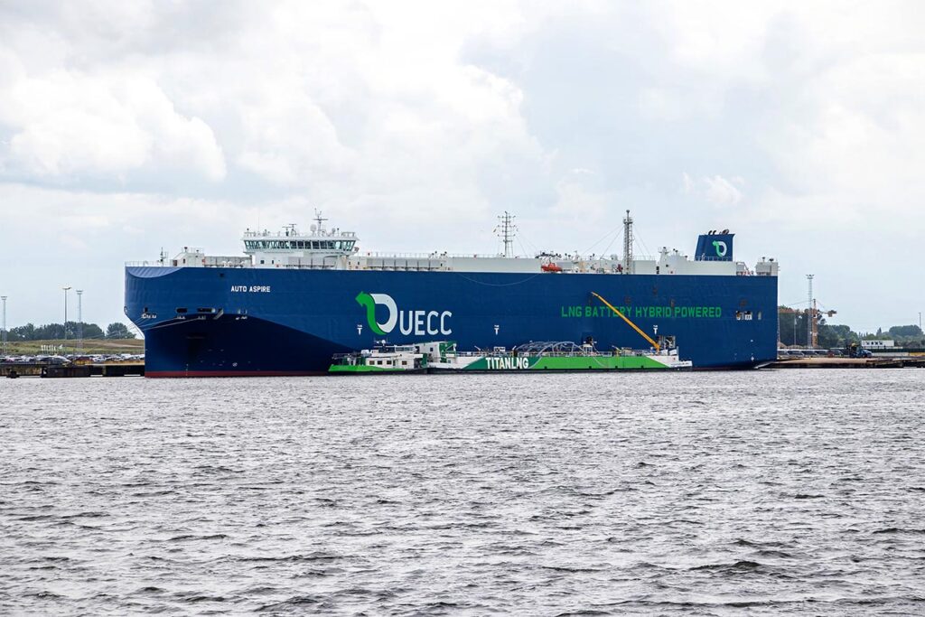 La gabarra Flexfueler de Titan Clean Fuels suministra combustible al car carrier híbrido de UECC, Auto Aspire.