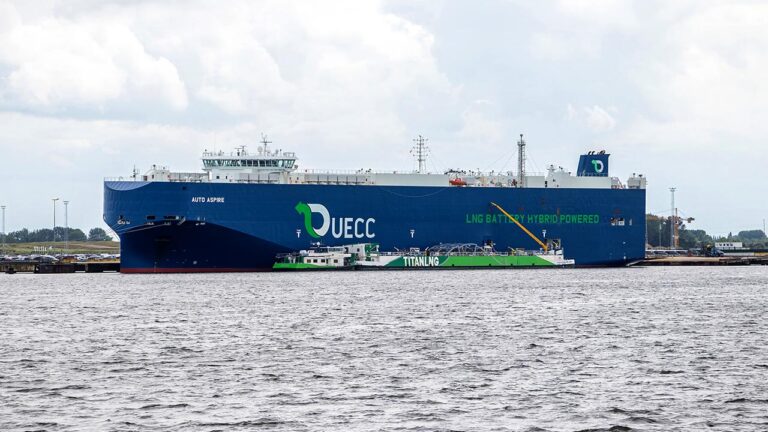 La gabarra Flexfueler de Titan Clean Fuels suministra combustible al car carrier híbrido de UECC, Auto Aspire.