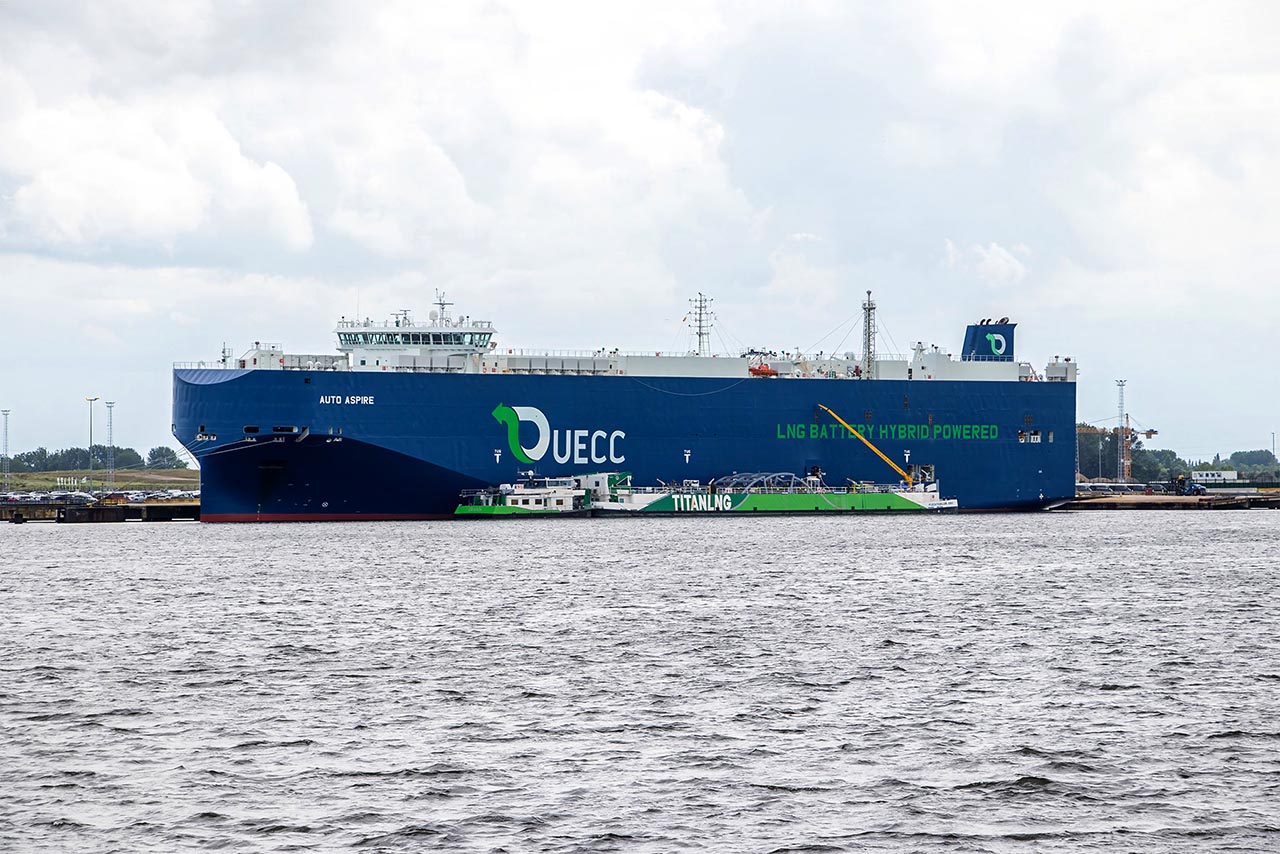 La gabarra Flexfueler de Titan Clean Fuels suministra combustible al car carrier híbrido de UECC, Auto Aspire.