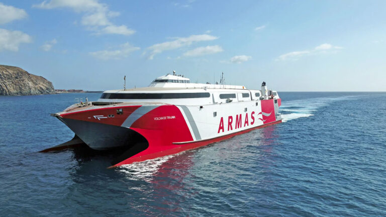 El fast ferry Volcán de Tirajana de naviera armas Trasmediterránea.