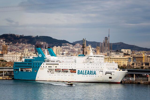 Ferry Regina Báltica de la naviera Balearia en el puerto de Barcelona.