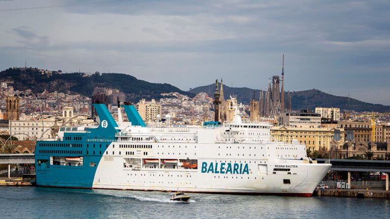 Ferry Regina Báltica de la naviera Balearia en el puerto de Barcelona.