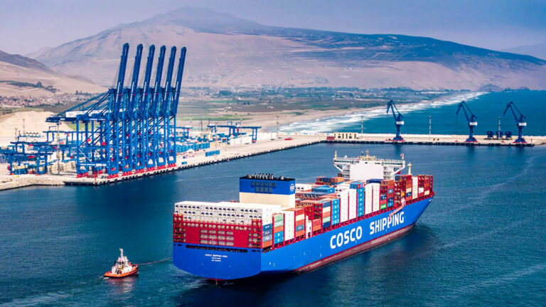 Un portacontenedores de Cosco Shipping en el nuevo puerto de Chancay, en Chile.