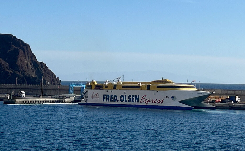 El buque de Fred. Olsen, Bentago Express.