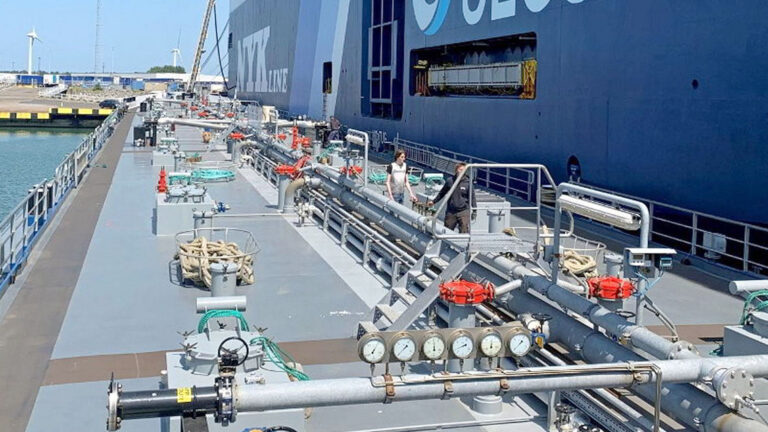 Una barcaza de biocombustibles suministra fuel a un car carrier.