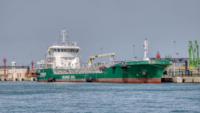 El petrolero de productos Bahía Levante de la naviera Mureloil.