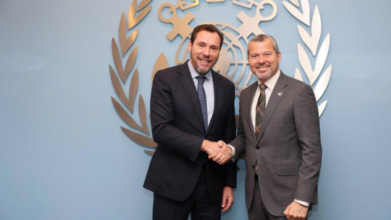 El ministro de Transportes, Óscar Puente, a la izquierda; y el secretario general de la OMI, Arsenio Domínguez.