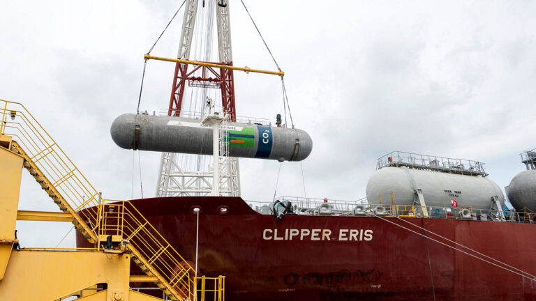 Instalación de un depósito para el carbono capturado a bordo del Clipper Eris.