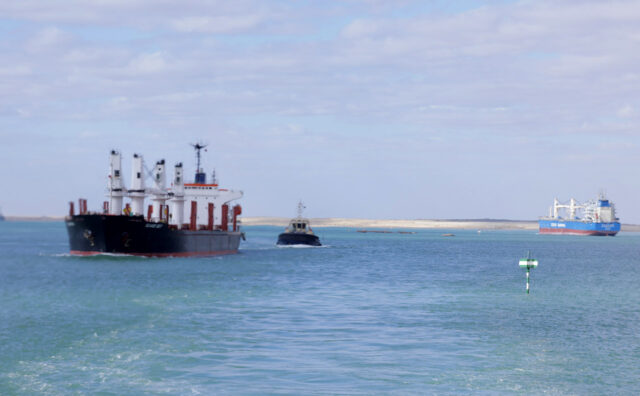 Dos buques se cruzan en el nuevo tramo desdoblado del canal de Suez.
