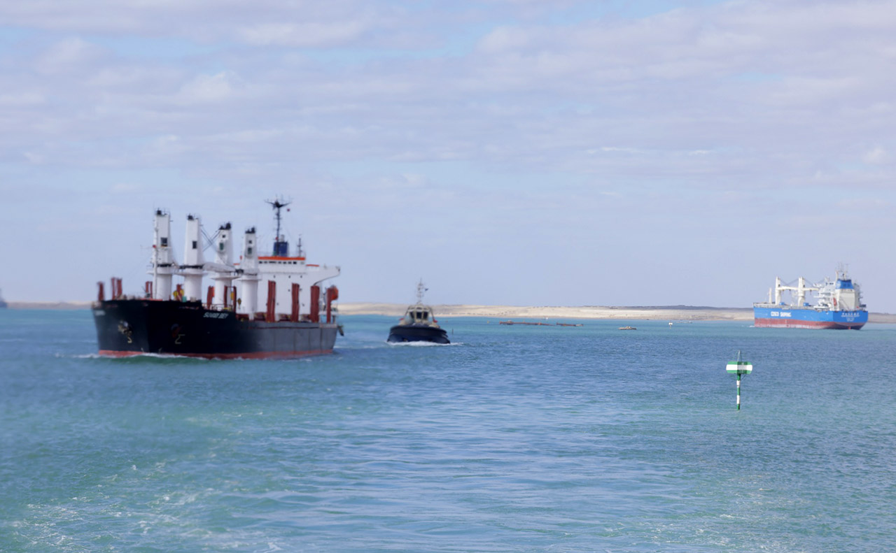 Dos buques se cruzan en el nuevo tramo desdoblado del canal de Suez.