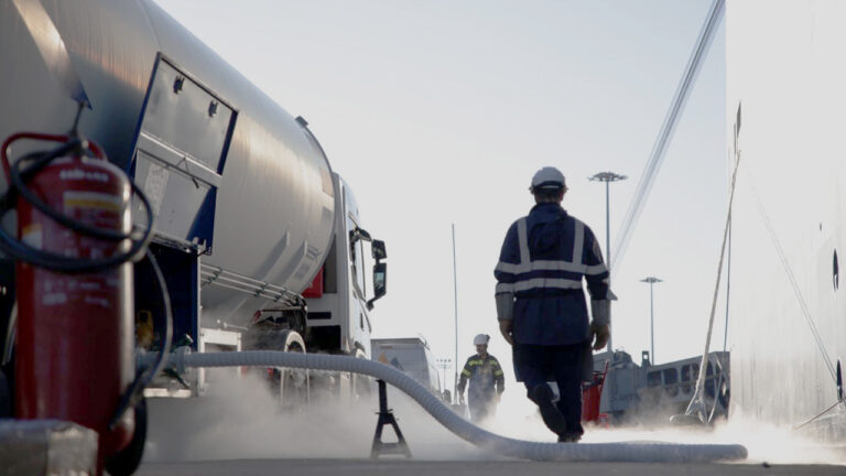 Un camión cisterna suministra GNL como combustible a un buque.