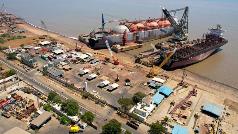 Una instalación de reciclaje de buques en Alang, India.