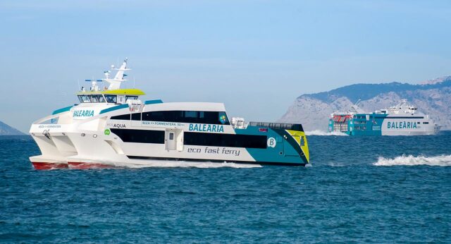 El ferry Eco Aqua de Baleària cubre la ruta entre Ibiza y Formentera.