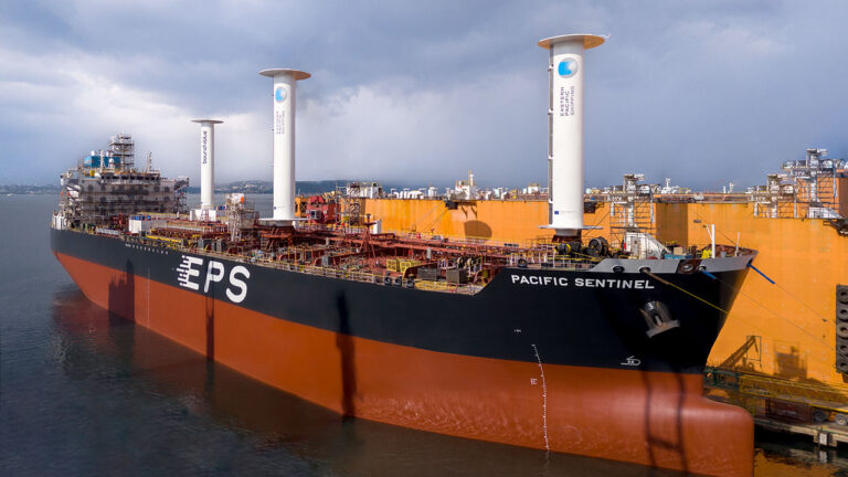 Velas de succión de bound4blue instaladas a bordo del Pacific Sentinel