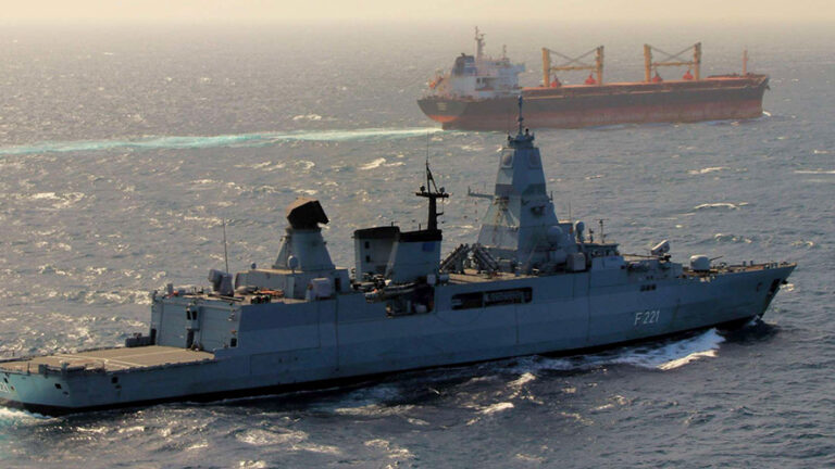 Un buque de la Armada alemana escolta un mercante, como parte de la Operación EUNAVFOR ASPIDES.
