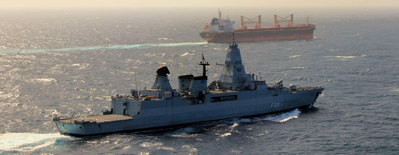 Un buque de la Armada alemana escolta un mercante, como parte de la Operación EUNAVFOR ASPIDES.