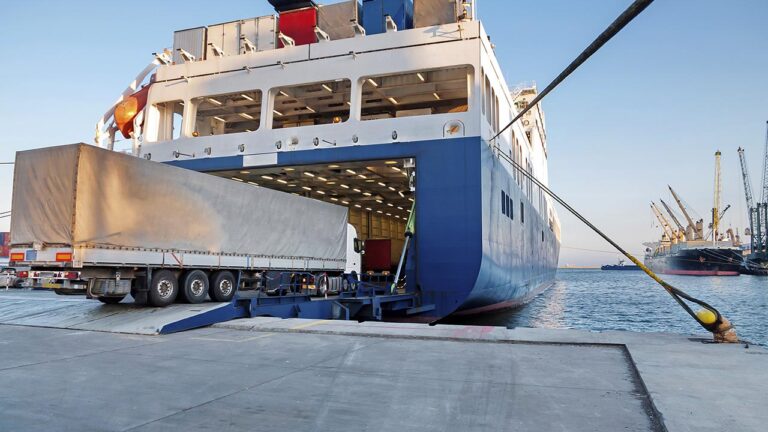 Un camión embarca en un ferry