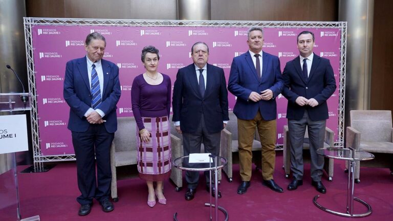 De izquierda a derecha: el presidente ejecutivo de la FPRJI, Javier Quesada; la presidenta de la Autoridad Portuaria de Valencia, Mar Chao; el presidente de ANAVE, Vicente Boluda; el consejero de Medioambiente de la Generalidad Valenciana, Vicente Martínez; y el director general de la Marina Mercante, Gustavo Santana.