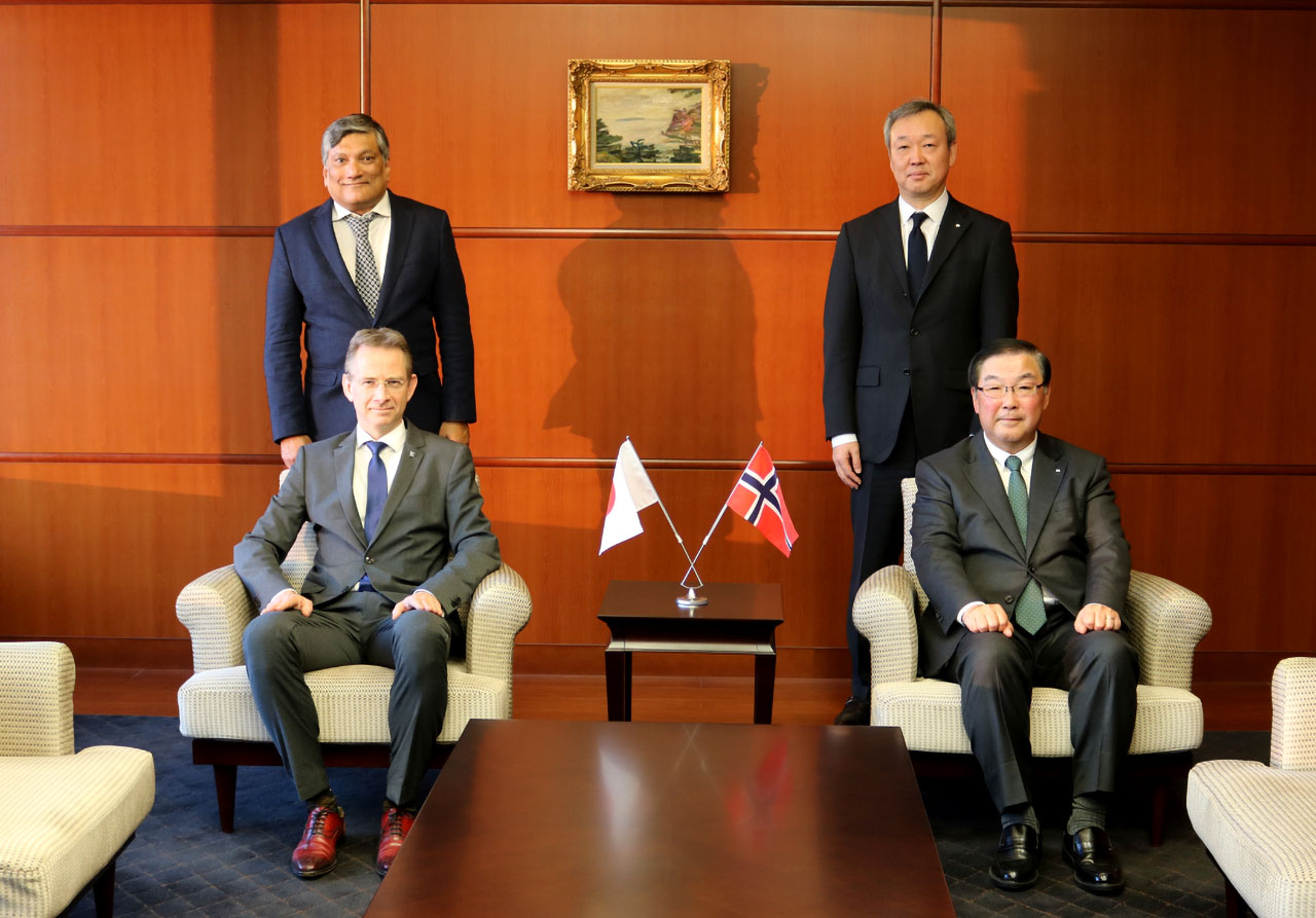 Los directivos de Yara y NYK, de izquierda a derecha, delante, Hans Olav Raen, CEO deYara Clean Ammonia y Takaya Soga, presidente de NYK; detrás, Murali Srinivasan, vicepresidente de Yara Clean Ammonia y Tsutomu Yokoyama, CEO de NYK. / YARA