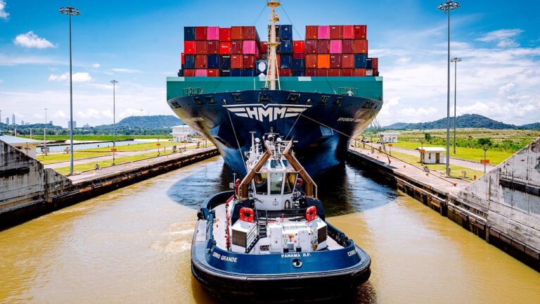 Un remolcador arrastra un portacontenedores en una de las esclusas del canal de Panamá.