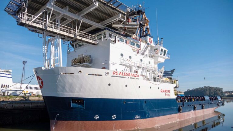 El nuevo de Suardiaz Energy, el RS Alegranza, en las instalaciones del astillero Astican, en Santander (Cantabria).