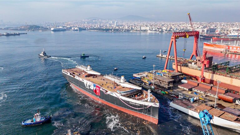 Botadura del ro-ro a vela, Neoliner Origin, en un astillero de Estambul (Turquía).