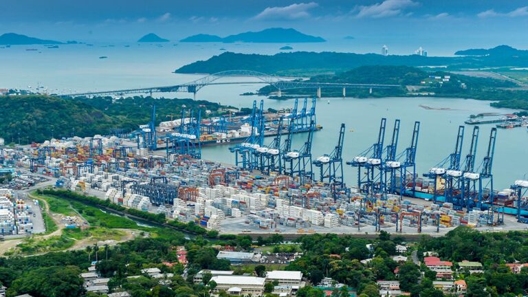Vista aérea del puerto de Balboa, en la salida al Océano Pacífico del Canal de Panamá.
