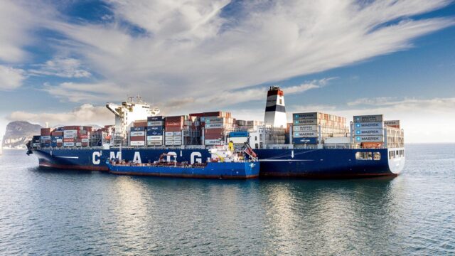 Un buque suministra combustible a un portacontenedores en la bahía de Algeciras.