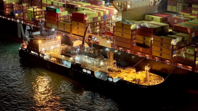 El Avenir Aspiration suministra GNL al portacontenedores MSC Adya, en el puerto de Málaga.